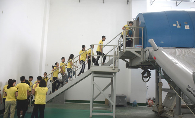 Giờ học kiến thức an toàn bay của sinh viên ngành Quản trị Kinh doanh Vận tải Hàng không 